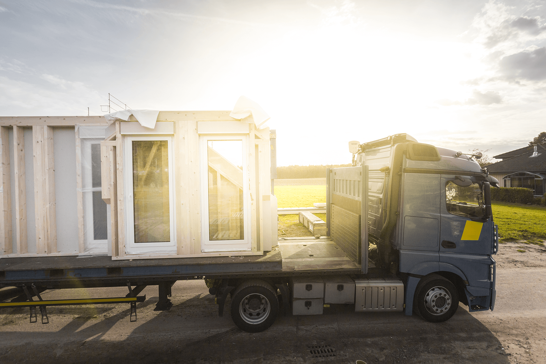 Fertige Hauswand wird per LKW angeliefert – schnelle und präzise Montage beim modernen Hausbau.