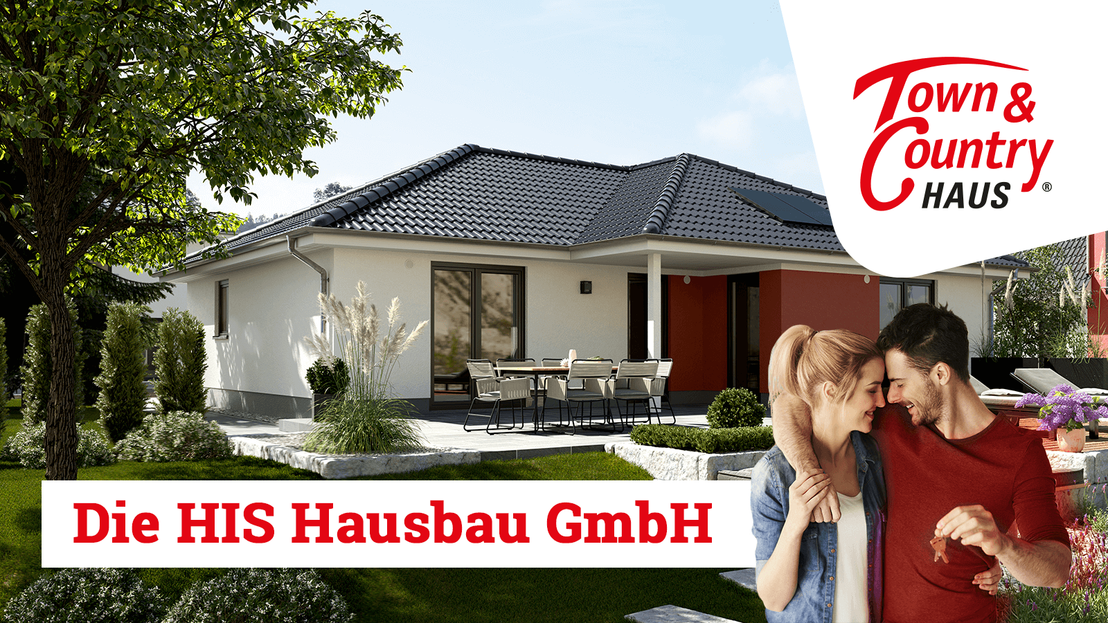Zu sehen ist die Marke HIS Hausbau GmbH die die Expertenmarke Vionda Haus erschaffen hat. Ein Paar hält glücklich und zufrieden den Haustürschlüssel zu ihrem Eigenheim Bungalow.