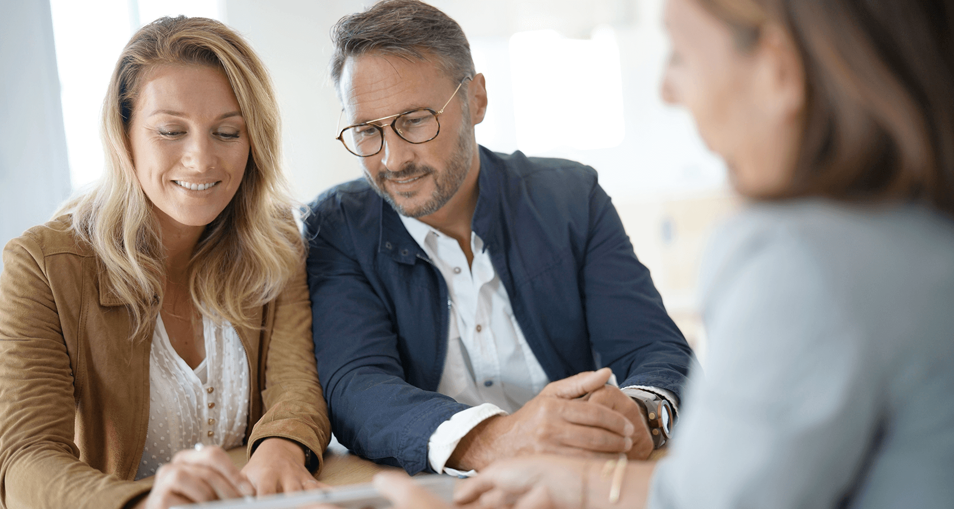 Best Ager Paar im Beratungstermin für eine Investion eines Bungalows von Vionda Haus.