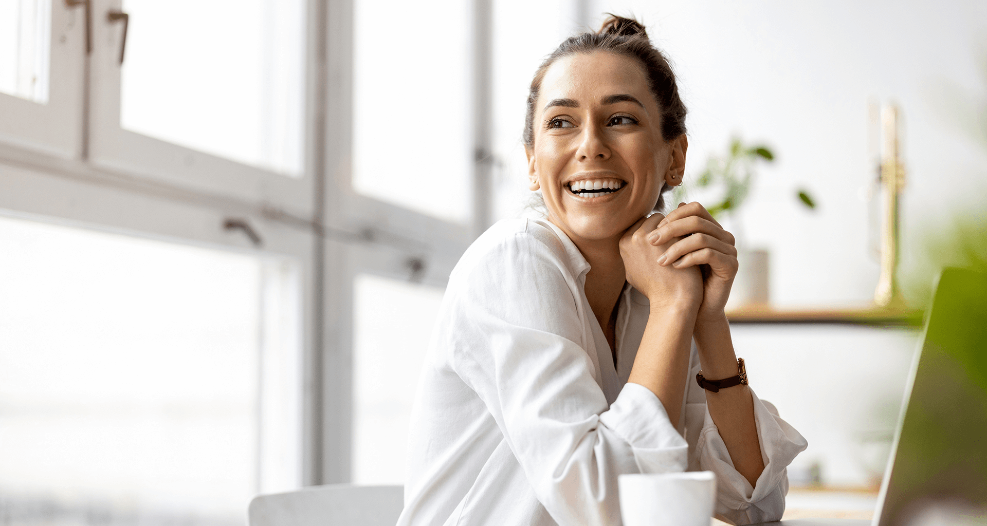 Investorin lächelt fröhlich in die Kamera voller Optimismus und Zuversicht mit der Sicherheit das Bungalows eine hervorragende Kapitalanlage sind.