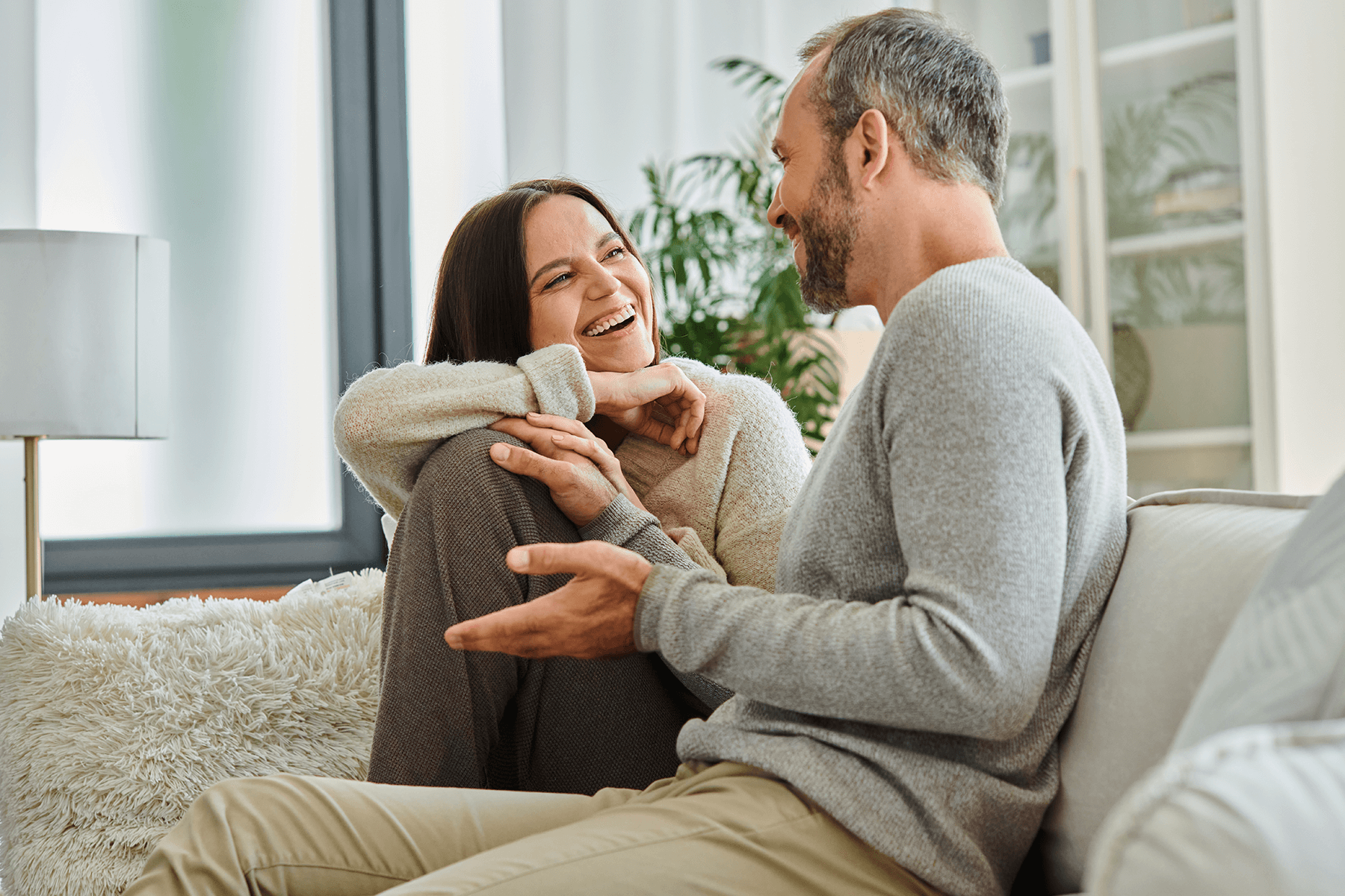 Entspanntes Wohnen im eigenen Bungalow. Paar genießt Komfort und Sicherheit